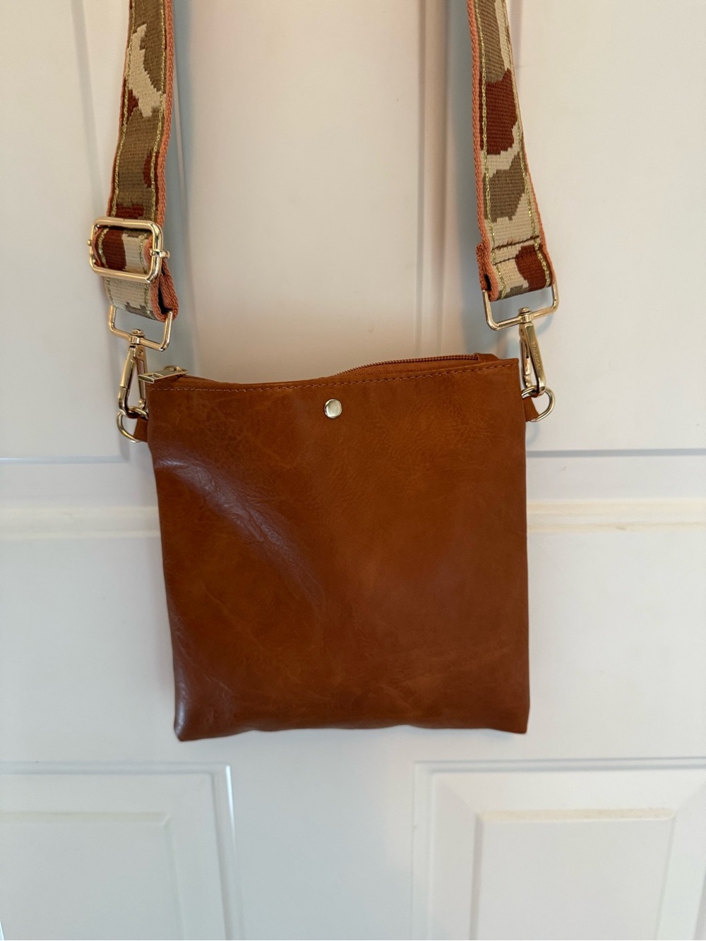Ah•Dorned vegan leather crossbody bag/pouch w/ camo strap New - camel brown - Picture 4 of 13